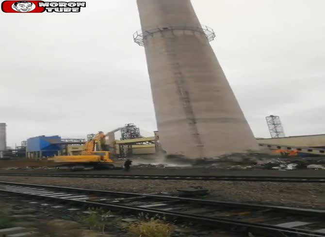 Video :An industrial chimney's demolition did not go as expected
